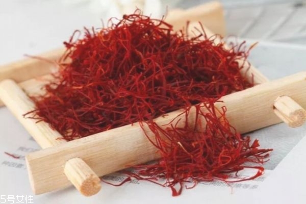 女人喝藏紅花的好處 女人喝藏紅花的功效與作用 女人喝藏紅花的好處 女人喝藏紅花的功效與作用