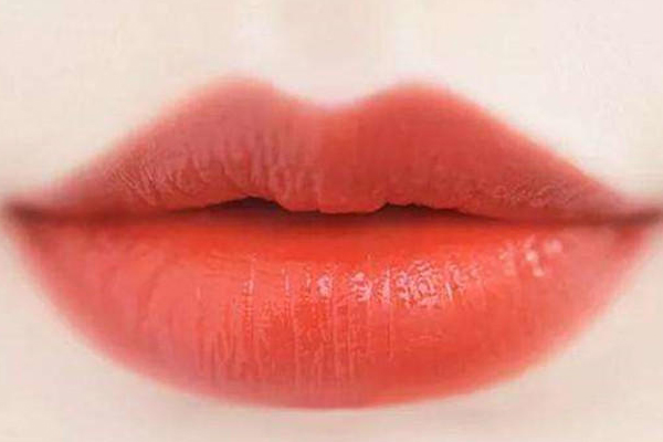 冬天適合涂什么顏色的口紅 這4種了解一下 冬天適合涂什么顏色的口紅 這4種了解一下