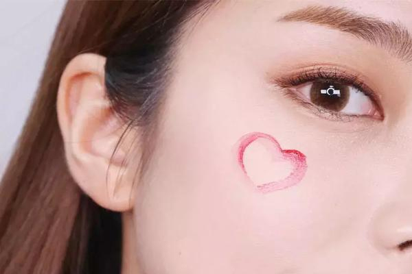 如何根據(jù)膚色選腮紅 不同膚色適合的腮紅顏色 如何根據(jù)膚色選腮紅 不同膚色適合的腮紅顏色