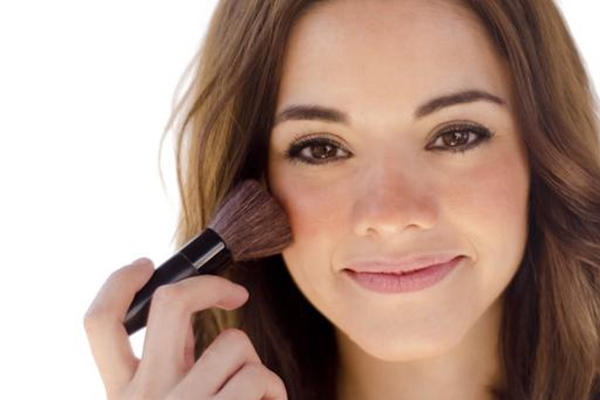 如何根據(jù)膚色選腮紅 不同膚色適合的腮紅顏色 如何根據(jù)膚色選腮紅 不同膚色適合的腮紅顏色