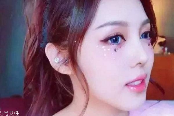 圣誕亮片妝怎么畫(huà) 圣誕眼妝怎么畫(huà)