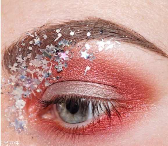 圣誕亮片妝怎么畫(huà) 圣誕眼妝怎么畫(huà)