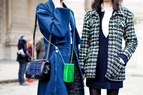 斜挎包背左邊還是右邊 看個(gè)人習(xí)慣