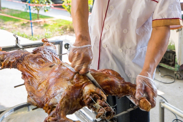 烤全羊是哪個(gè)民族的 來(lái)自?xún)?nèi)蒙古