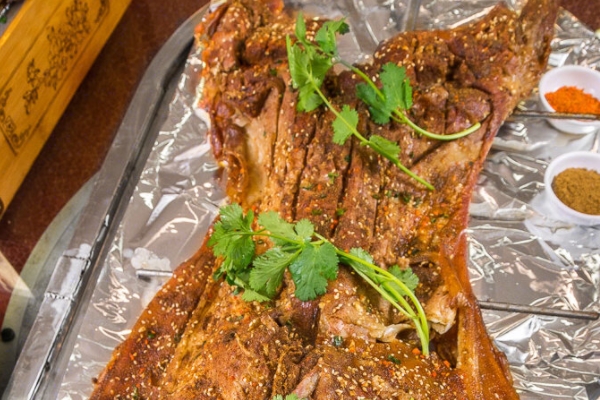 一只烤全羊夠幾個人吃 這個不一定 一只烤全羊夠幾個人吃 這個不一定