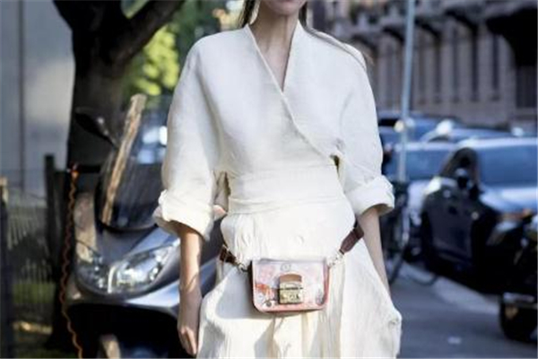 腰包怎么背比較潮 冬季腰線全靠它