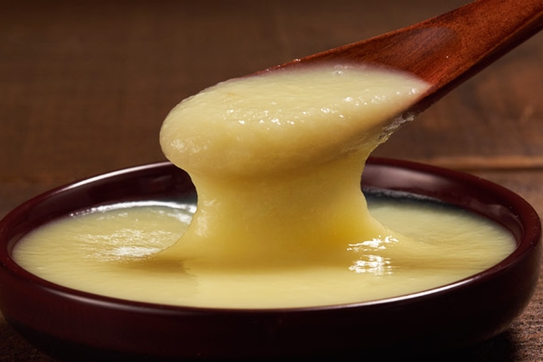 蜂王漿是什么顏色的 多數(shù)是這個(gè)顏色 蜂王漿是什么顏色的 多數(shù)是這個(gè)顏色