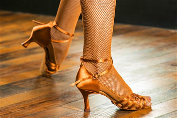拉丁舞鞋怎么選 記住這些要點(diǎn) 拉丁舞鞋怎么選 記住這些要點(diǎn)