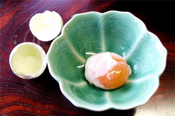溏心蛋和溫泉蛋的區(qū)別 哪個好吃看品味 溏心蛋和溫泉蛋的區(qū)別 哪個好吃看品味
