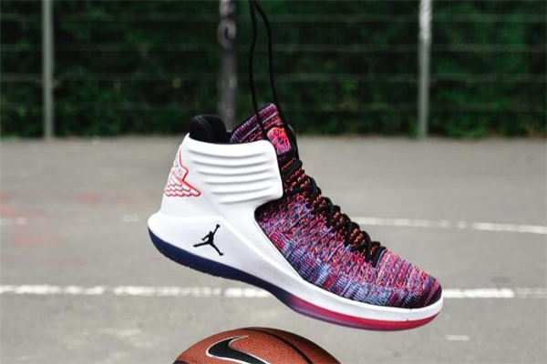 aj32美版和中國(guó)版本的區(qū)別 鞋底最明顯 aj32美版和中國(guó)版本的區(qū)別 鞋底最明顯