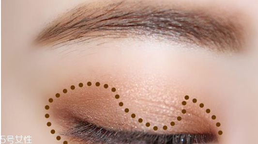 金色眼影怎么畫 迷人的大眼妝畫法步驟 金色眼影怎么畫 迷人的大眼妝畫法步驟