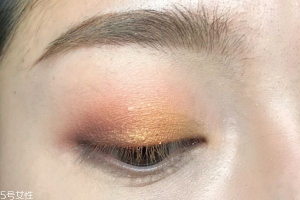 金色眼影怎么畫 迷人的大眼妝畫法步驟 金色眼影怎么畫 迷人的大眼妝畫法步驟