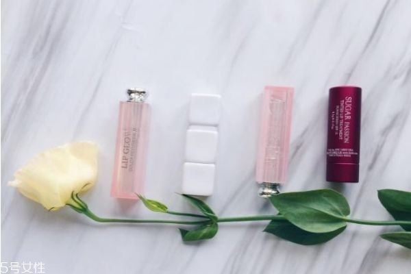 變色唇膏和口紅有什么區(qū)別 變色口紅有什么危害 變色唇膏和口紅有什么區(qū)別 變色口紅有什么危害