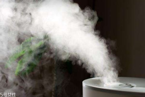 加濕器可以加香水嗎 ?空調房要放加濕器嗎