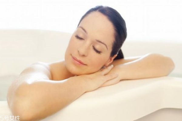 如何消除背部的痘痘 4招讓你告別背上的痘痘 如何消除背部的痘痘 4招讓你告別背上的痘痘