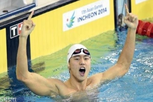 隱形眼鏡游泳可以戴嗎 最好不要佩戴 隱形眼鏡游泳可以戴嗎 最好不要佩戴