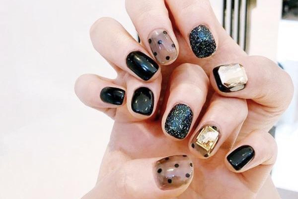 黑色美甲圖片花樣2019 黑色美甲圖片簡單個(gè)性
