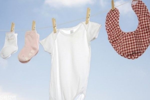寶寶衣服可以用洗衣機(jī)洗嗎 3歲之前最好手洗 寶寶衣服可以用洗衣機(jī)洗嗎 3歲之前最好手洗