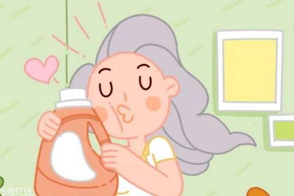 寶寶衣服可以用洗衣機(jī)洗嗎 3歲之前最好手洗 寶寶衣服可以用洗衣機(jī)洗嗎 3歲之前最好手洗