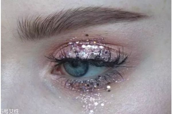 圣誕節(jié)怎么化妝 圣誕約會(huì)妝容教程 圣誕節(jié)怎么化妝 圣誕約會(huì)妝容教程