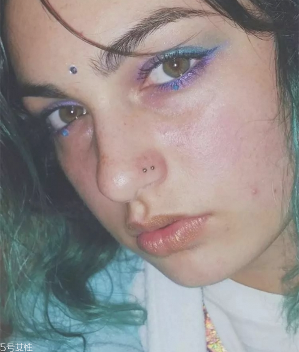 圣誕節(jié)怎么化妝 圣誕約會(huì)妝容教程 圣誕節(jié)怎么化妝 圣誕約會(huì)妝容教程