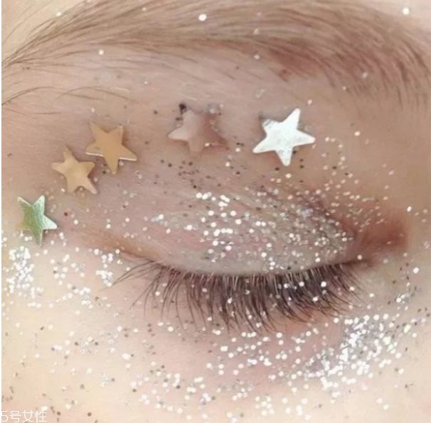 圣誕節(jié)怎么化妝 圣誕約會(huì)妝容教程 圣誕節(jié)怎么化妝 圣誕約會(huì)妝容教程