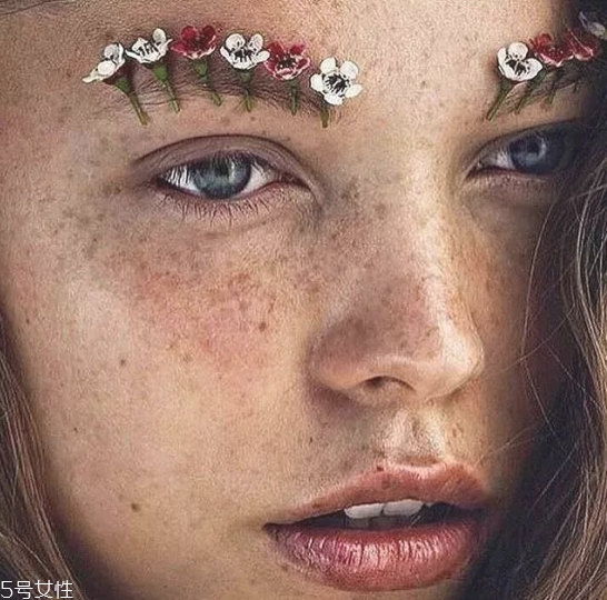 圣誕節(jié)怎么化妝 圣誕約會(huì)妝容教程 圣誕節(jié)怎么化妝 圣誕約會(huì)妝容教程