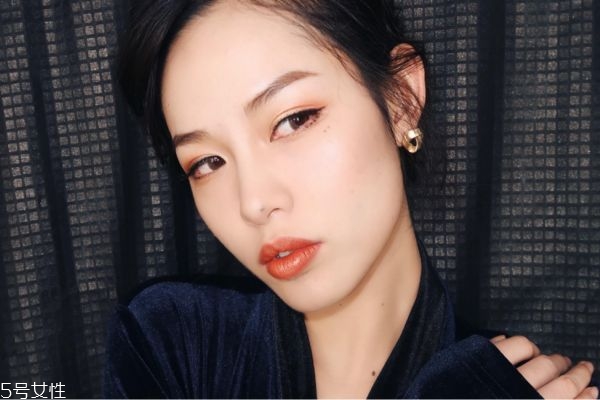 圣誕節(jié)怎么化妝 圣誕約會(huì)妝容教程 圣誕節(jié)怎么化妝 圣誕約會(huì)妝容教程