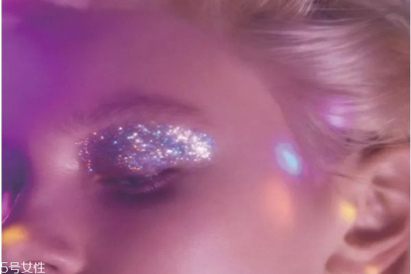 圣誕節(jié)怎么化妝 圣誕約會(huì)妝容教程 圣誕節(jié)怎么化妝 圣誕約會(huì)妝容教程