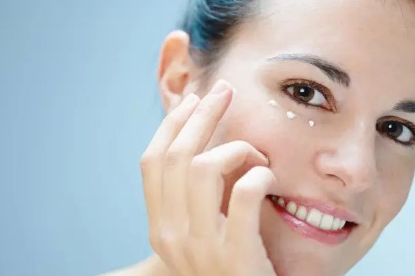 第一次用眼霜注意事項(xiàng) 4個(gè)眼霜正確觀念 第一次用眼霜注意事項(xiàng) 4個(gè)眼霜正確觀念