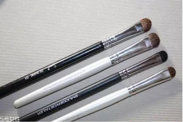 眼影刷分為哪些 眼影刷的分類(lèi)