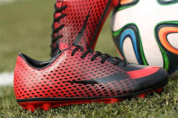 足球鞋為什么有釘子 增加抓地力 足球鞋為什么有釘子 增加抓地力