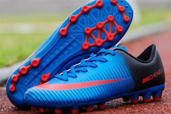 足球鞋為什么有釘子 增加抓地力 足球鞋為什么有釘子 增加抓地力