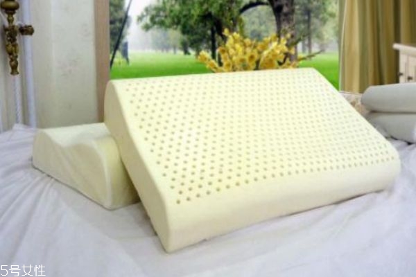 乳膠枕發(fā)黃了怎么辦 發(fā)黃是正?，F(xiàn)象