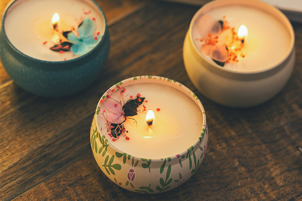 香薰蠟燭要開窗通風(fēng)嗎 點香薰蠟燭為什么中間會有一個坑