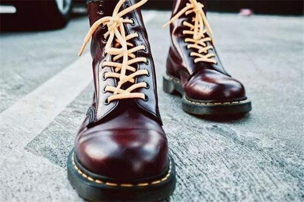 馬丁靴和工裝靴的區(qū)別 鞋底很不一樣 馬丁靴和工裝靴的區(qū)別 鞋底很不一樣
