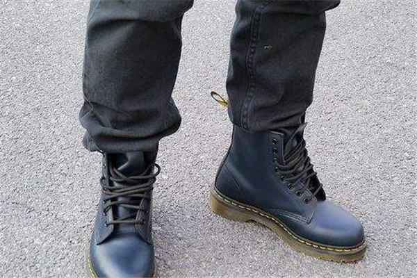 馬丁靴和工裝靴的區(qū)別 鞋底很不一樣 馬丁靴和工裝靴的區(qū)別 鞋底很不一樣