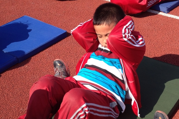 仰臥起坐起不來怎么辦？仰臥起坐對身體有傷害嗎