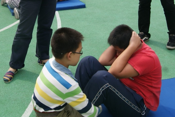 仰臥起坐對腰有傷害嗎？仰臥起坐一分鐘多少個及格