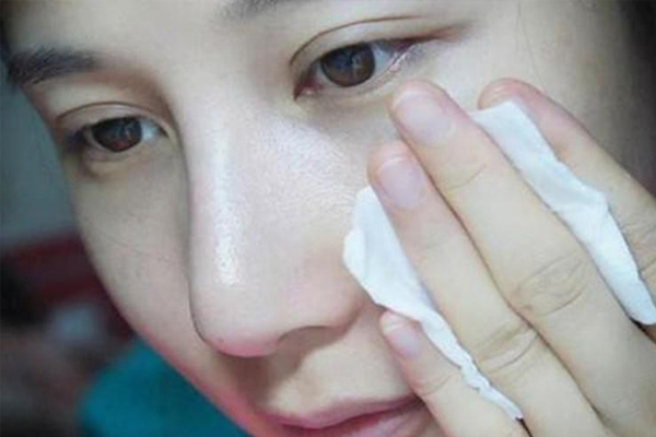 爽膚水怎么用最好 爽膚水擦好還是拍好 爽膚水怎么用最好 爽膚水擦好還是拍好