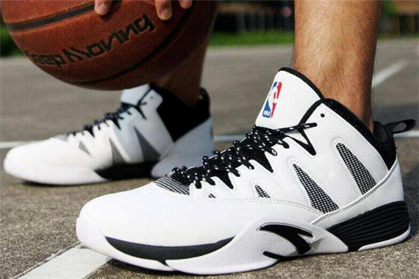 籃球鞋和板鞋的區(qū)別 適合的運(yùn)動不同