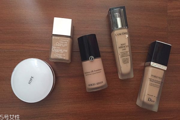 氣墊和粉底液有什么區(qū)別 粉底液和氣墊哪個更好用 氣墊和粉底液有什么區(qū)別 粉底液和氣墊哪個更好用