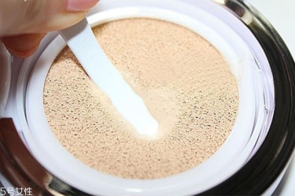 氣墊和粉底液有什么區(qū)別 粉底液和氣墊哪個更好用 氣墊和粉底液有什么區(qū)別 粉底液和氣墊哪個更好用