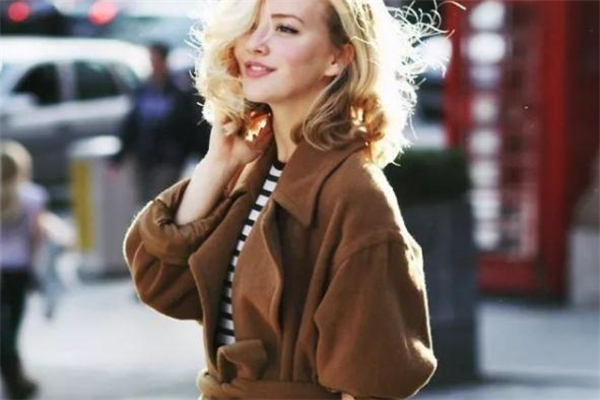 小個(gè)子女生怎么選大衣 三招穿出大長腿