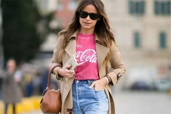 小個(gè)子女生怎么選大衣 三招穿出大長腿