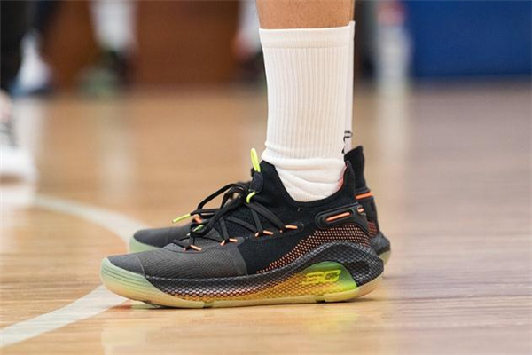 ua curry 6庫(kù)里6代戰(zhàn)靴測(cè)評(píng) 一起感受全掌緩震