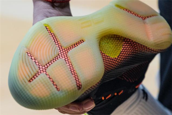 ua curry 6庫(kù)里6代戰(zhàn)靴測(cè)評(píng) 一起感受全掌緩震