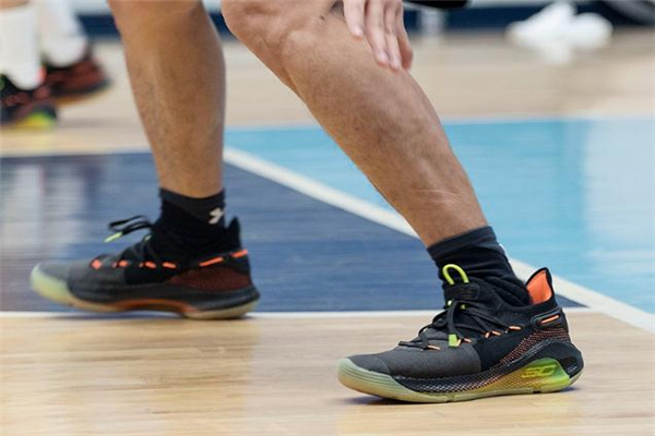 ua curry 6庫(kù)里6代戰(zhàn)靴測(cè)評(píng) 一起感受全掌緩震