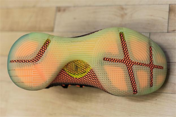 ua curry 6庫(kù)里6代戰(zhàn)靴測(cè)評(píng) 一起感受全掌緩震