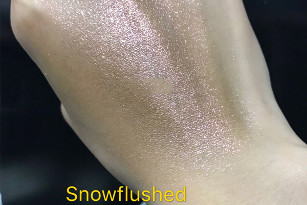 mac圣誕高光全部試色 2個(gè)色號(hào)哪個(gè)更好看 mac圣誕高光全部試色 2個(gè)色號(hào)哪個(gè)更好看